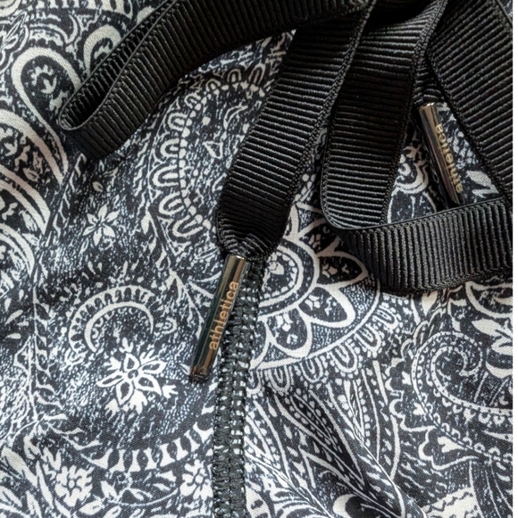 Lululemon Hotty Hot Short Mini Antique Paisley White Black Rel: 9/16 Women's 6 - Picture 7 of 16